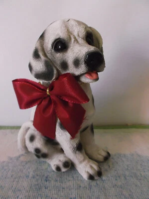 STATUE D'UN PETIT CHIEN DALMATIEN - EN PLÂTRE / RÉSINE - EN BON ÉTAT - Photo 1/4