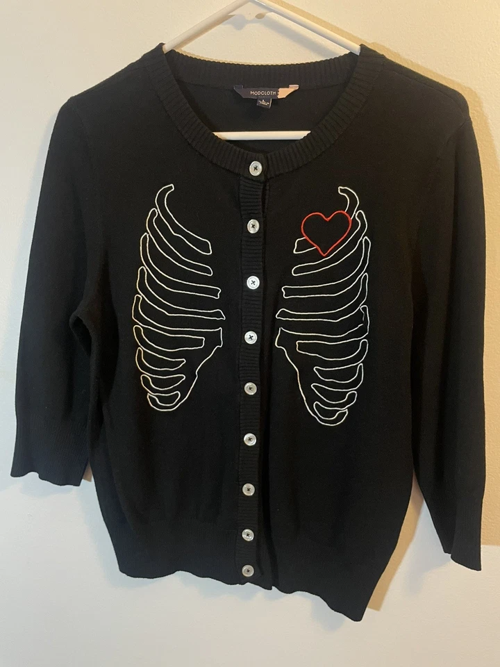 Suéter negro con botones ModCloth talla grande para mujer Rib Cage corazón Foto 3 de 4