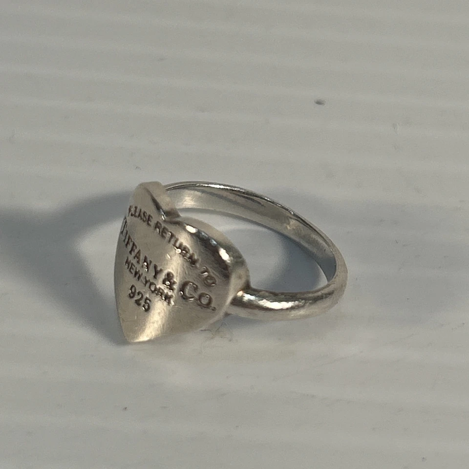 Anillo Tiffany 4.50 Please Return to Tiffany New York Corazón Sello Plata de Ley Foto 2 de 4