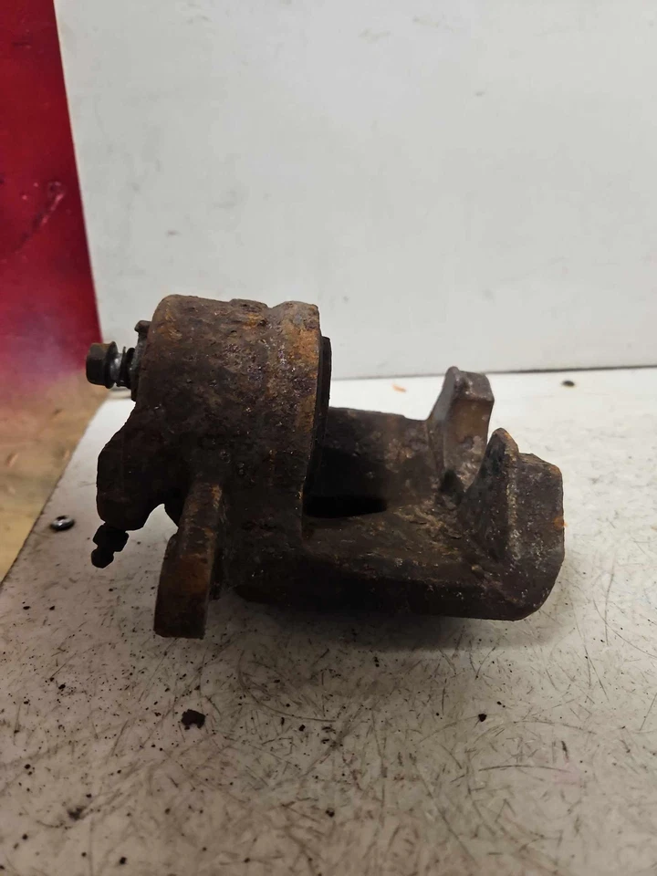 06-18 TOYOTA RAV-4 Pinza de freno trasera izquierda sin soporte lado del conductor Lh OEM Foto 2 de 4