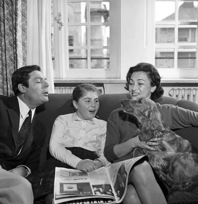 Marcello Mastroianni and his wife Flora Carabella daughter Barbara 1962 PHOTO 2