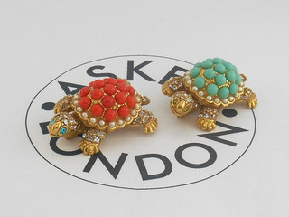 ASKEW LONDON PAIR OF CABOCHON SET TURTLE BROOCHES