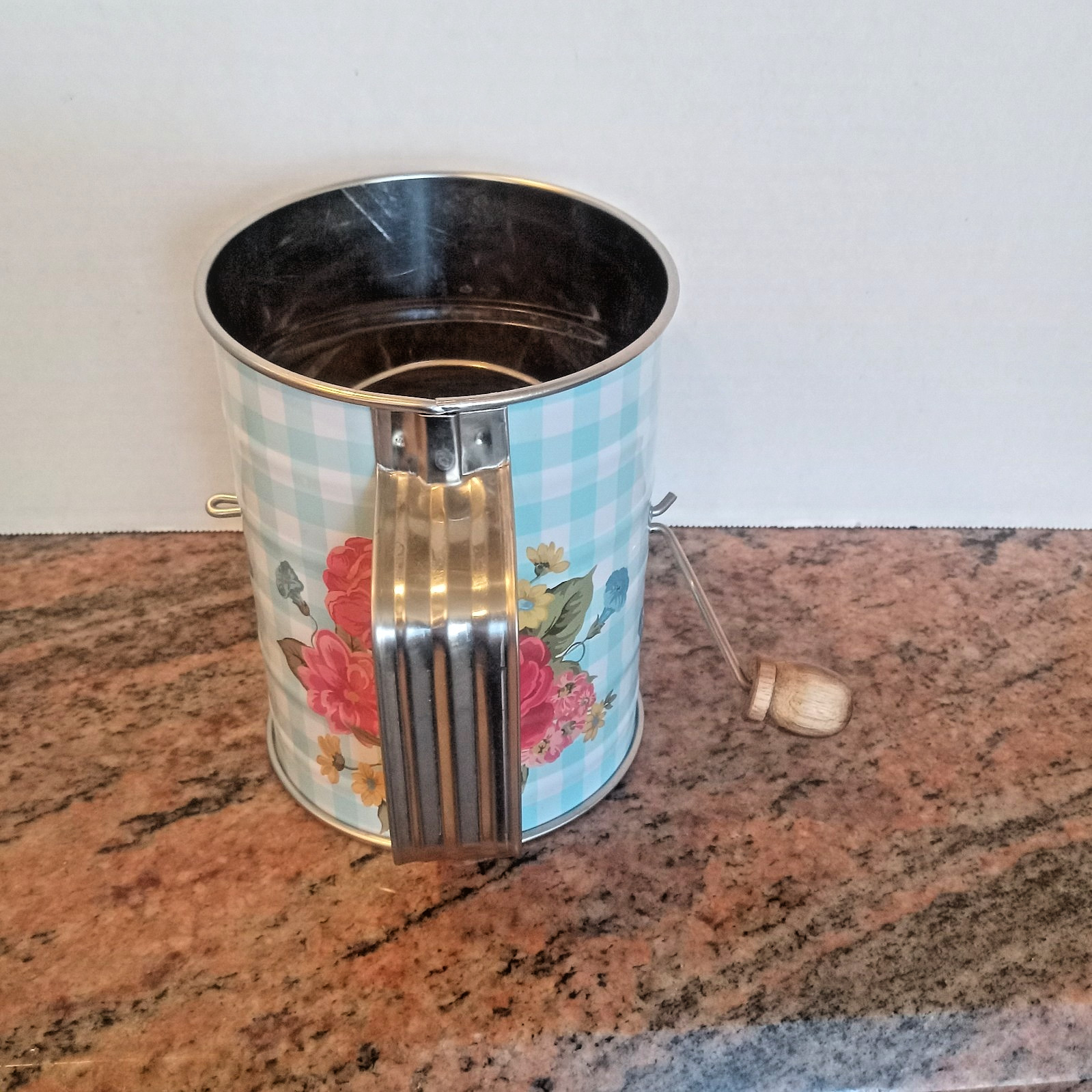 The Pioneer Woman Breezy Blossoms Metal Flour Sifter w/Wooden Hand Crank
