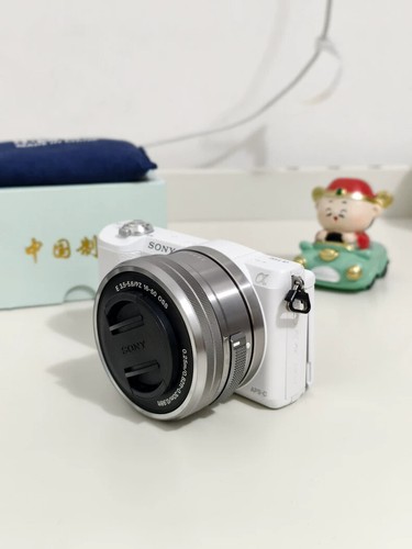Sony Alpha a5100 24.3 MP APS-C CMOS Mirrorless Camera White w/ E 16-50mm Lens - Picture 3 of 8