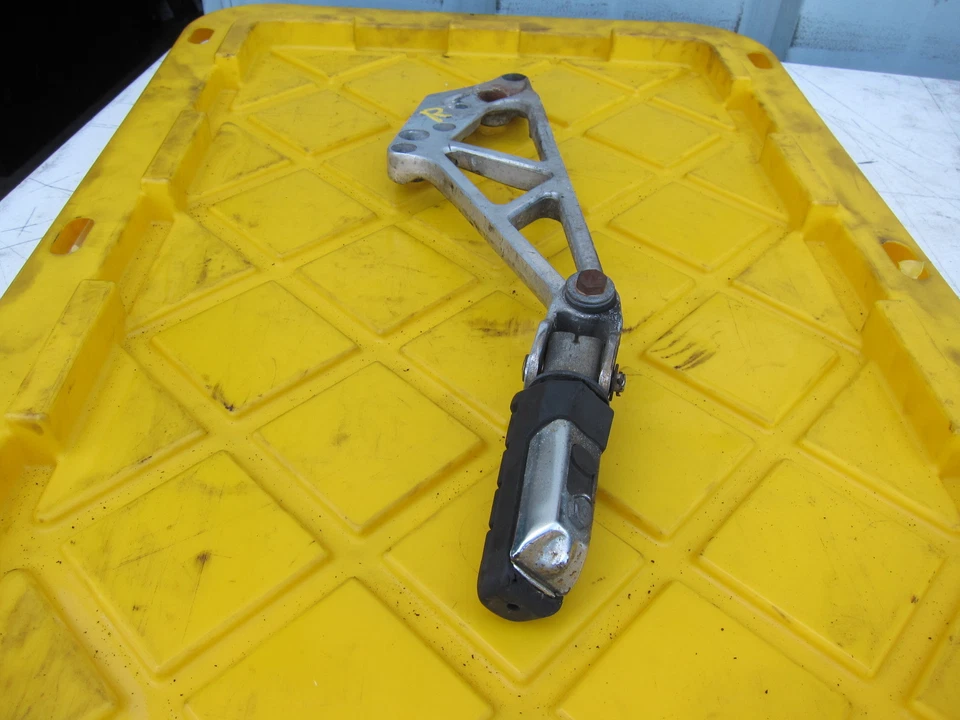 Honda V45 Interceptor VF750F 1983 OEM JUEGO TRASERO DERECHO ESTRIBA CONDUCTOR Foto 3 de 4