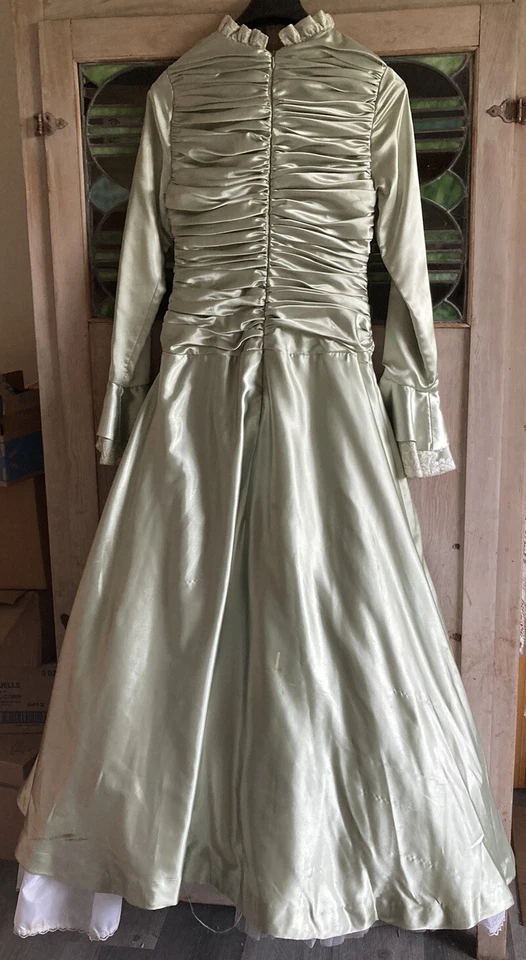 Antiguo disfraz de vestido largo satinado encaje sedoso verde pálido enagua renacimiento - COMO ESTÁ Foto 2 de 4