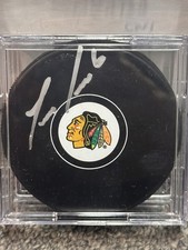 Trevor Daley signed Chicago Blackhawks logo Puck w/cube