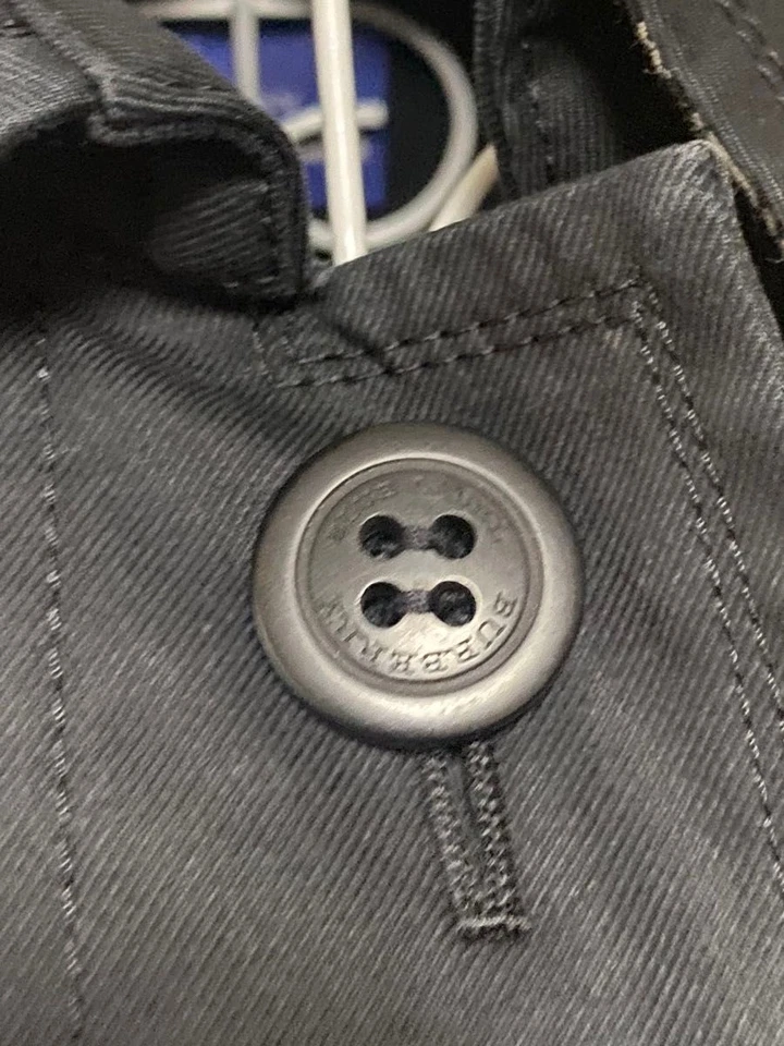 Trench coat curto BURBERRY BLUE LABEL preto com cinto Nova Check design simples - Imagem 3 de 4