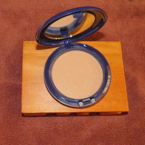 Mac Buffed and & Polished Iridescent Shimmery Pressed Powder Tailor Made Collect - Picture 2 of 3