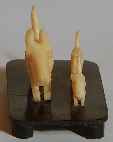 MINIATURAS DE FIGURA DE CELULOIDE WESTIE SCOTTIE MAMÁ Y 2 PERROS BEBÉS EN BASE VINTAGE - Imagen 2 de 6