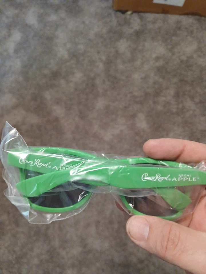 NIB Crown Royal Whiskey Green Apple Promo Wayfare-Style Sunglasses Shades Foto 3 de 4