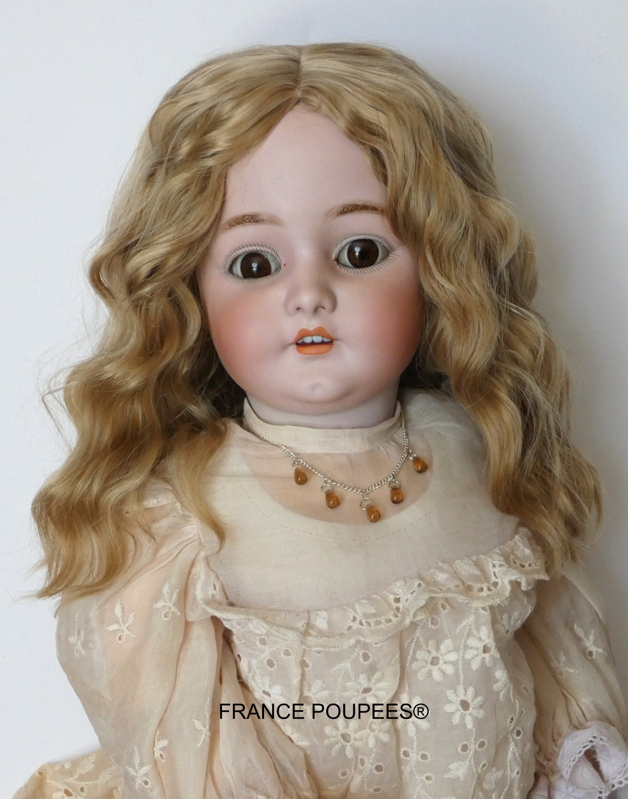 Perruque blonde de poupée ancienne française pour raviver vos souvenirs