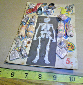 Vintage display card 5c skeleton charms rings #jd827