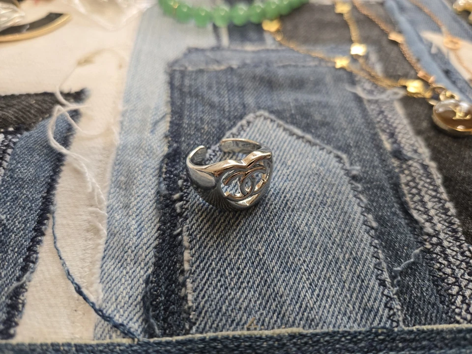 Anillo de corazón de diseñador de plata ajustable - bisutería de diseñador Foto 2 de 4