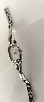 DKNY elegante modische DAMENUHR Edelstahl Zifferblatt weis ausgefallenes Armband