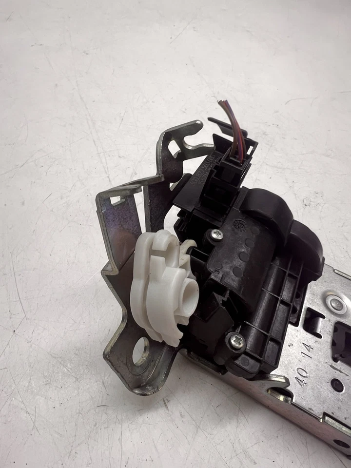 VOLKSWAGEN PASSAT B8 BERLINA MALETERO TAPA BLOQUEO 3G0827503 2016 Foto 4 de 4