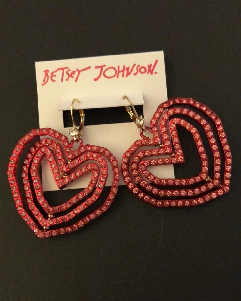 Pendientes colgantes Betsey Johnson rojo metálico look en tu corazón triple corazón nuevos con etiquetas Foto 3 de 4