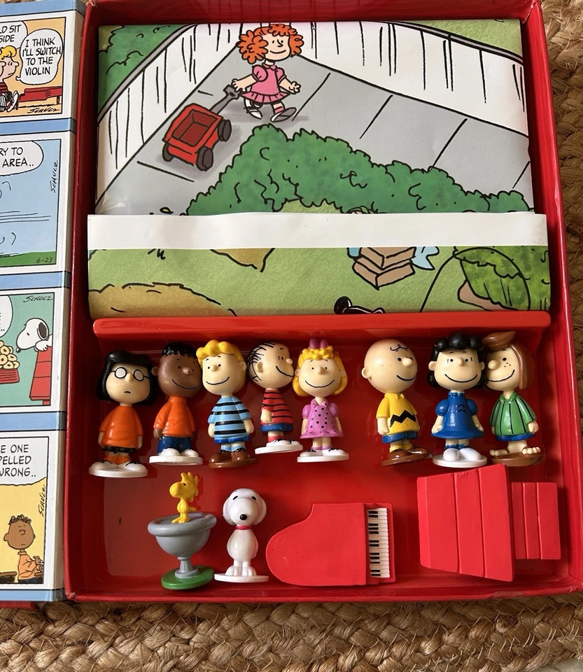 Peanuts 2015 My Busy Books Storybook, 12 Figurines & Playmat Collectible Foto 3 de 4
