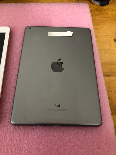 1 lot of 3 Apple iPad 6th Gen A1893 32 GB WiFi MRJN2LL/A, MR7F2LL/A, MR7G2LL/A - Picture 7 of 8