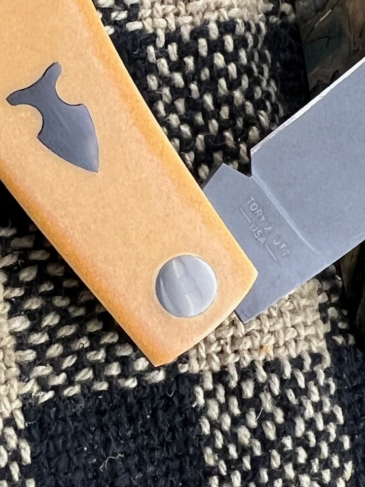 CUCHILLO ARTICULADO MICARTA KRONOS CPM154 PAPEL AMARILLO PERSONALIZADO OSO SAGRADO "TORY UTT" Foto 3 de 4