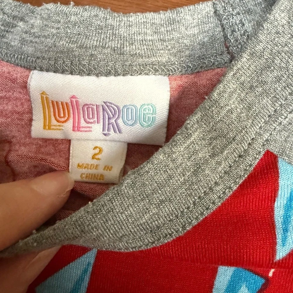Camiseta LuLaRoe Roja y Gris con Papel Estampado Avión Talla 2 Foto 2 de 2