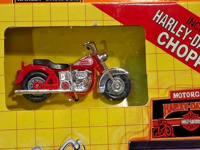1993 Matchbox - Harley Davidson Custom Shop Travel Playset - Red Chopper - Image 4 of 4