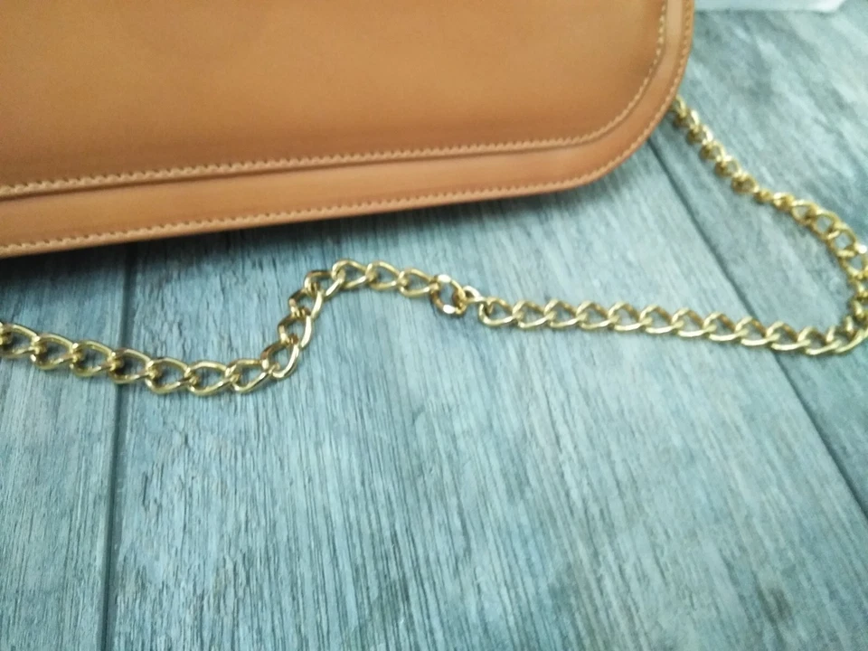 BOLSO DE HOMBRO GENUINO JANE AUGUST MARRÓN/TOSTADO CUERO CON SOLAPA CON CORREA TONO DORADO Foto 4 de 4