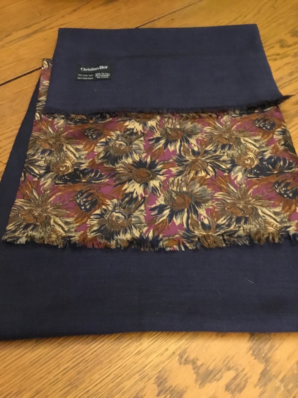 Foulard Christian Dior 2 côtés violet multi floral soie et laine marine avec bords bruts