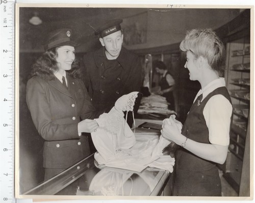 1943 Mrs Anderman Helps 3 Sailors Do Their Shopping Detroit Michigan News Photo