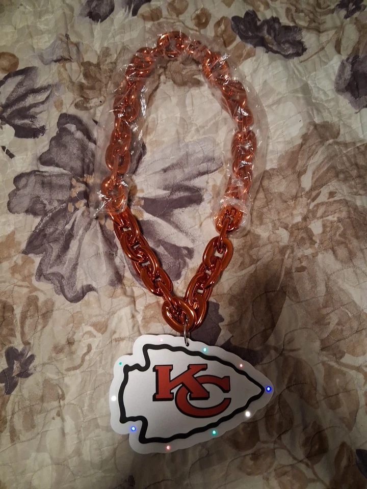 Cadena con logotipo grande iluminada de neón Kansas City Chiefs nueva Foto 2 de 4