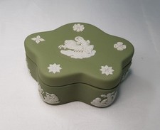 WEDGEWOOD GREEN JASPERWARE TRINKET BOX TWO HORSE CHARIOT AND CHERUBS AT PLAY