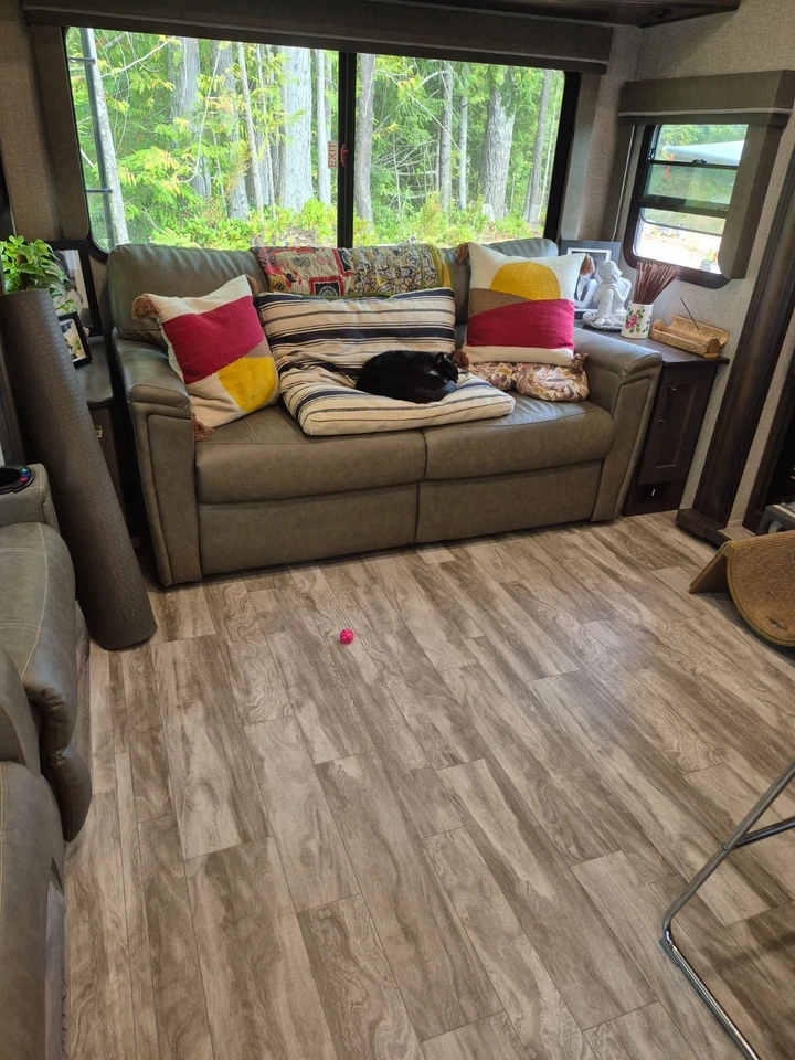 Grand Design 337RLS Reflection 5th Wheel - Image 3 of 4