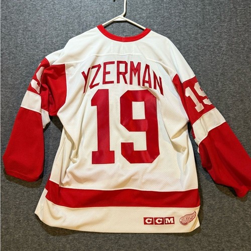 Detroit Red Wings CCM Yzerman Vtg Hockey Jersey men’s Large NHL red white #19 - Picture 11 of 14