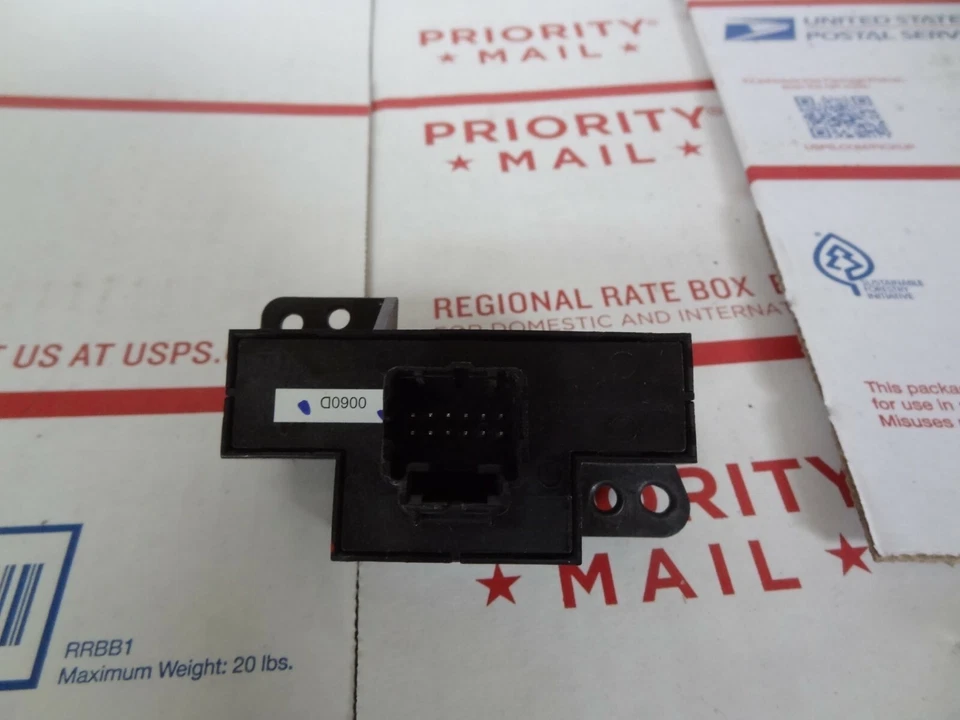 09 10 2009  Chrysler Dodge Town & Country Caravan  Hazard /ESP Switch 68025899AA Foto 4 de 4
