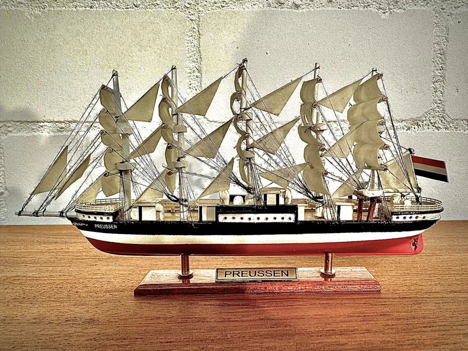 Modellschiff Segelschiff Preussen aus Holz !B-Ware mit Fehler!!! / Maßstab 1:700
