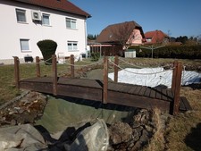 Holzbrücke mit Geländer, Begehbar, Teichbrücke, Gartenbrücke, Holz, Rot Braun