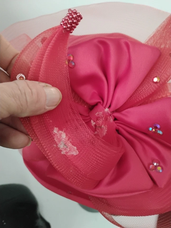 Sombrero de mujer rojo vintage de Deborah con flor satinado iglesia/sociedad Foto 3 de 4