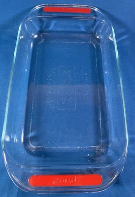 Pyrex 11 x 7 Glass Baking Dish With Red Silicone Easy Grab Handles 2 Quart 