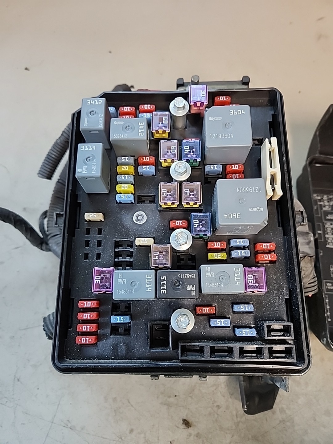 2007 Chevy Impala Engine Fuse Box Assembly 13596729-01