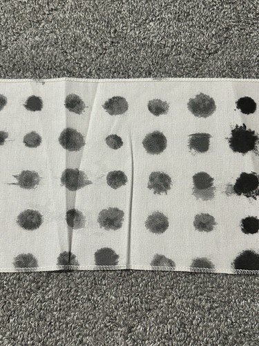 Muestra de tela de gremio de diseñadores 29,75”x7,25” Amlapura gotas de tinta a lunares grafito - Imagen 21 de 24