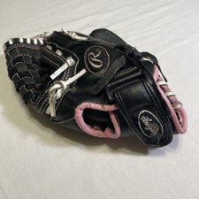 Rawlings WFP115 11 1/2 Inch R/H Girls Fastpitch Softball Glove. Pre-Owned.