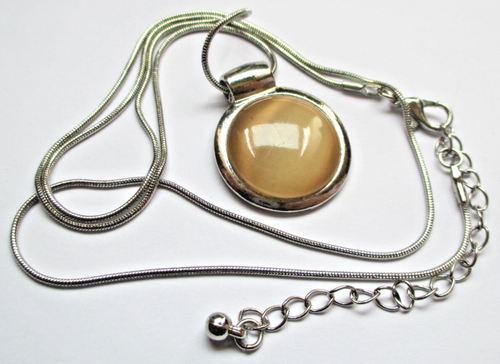 Collier Vintage Avec Pendentif Rond Argenté Et Cristaux - Modèle 2186, Occasion Parfait