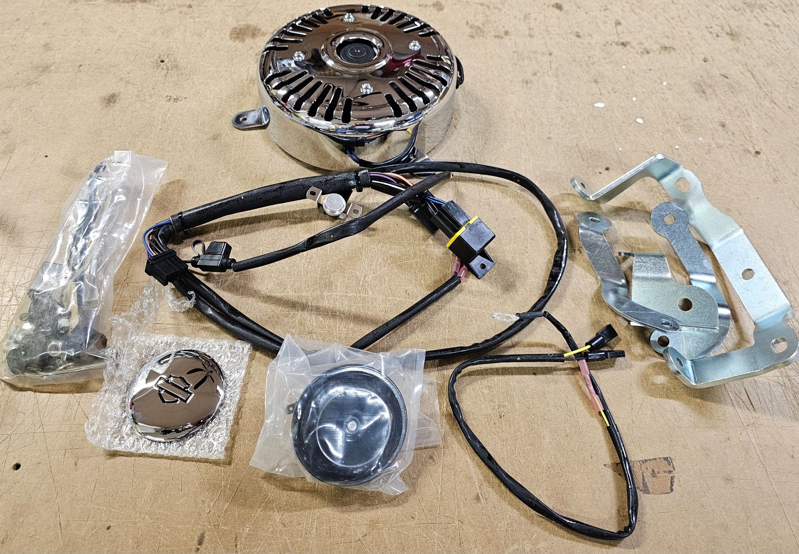 91552-00 Harley-Davidson Accessory Black Fan Kit Chrome Dyna  