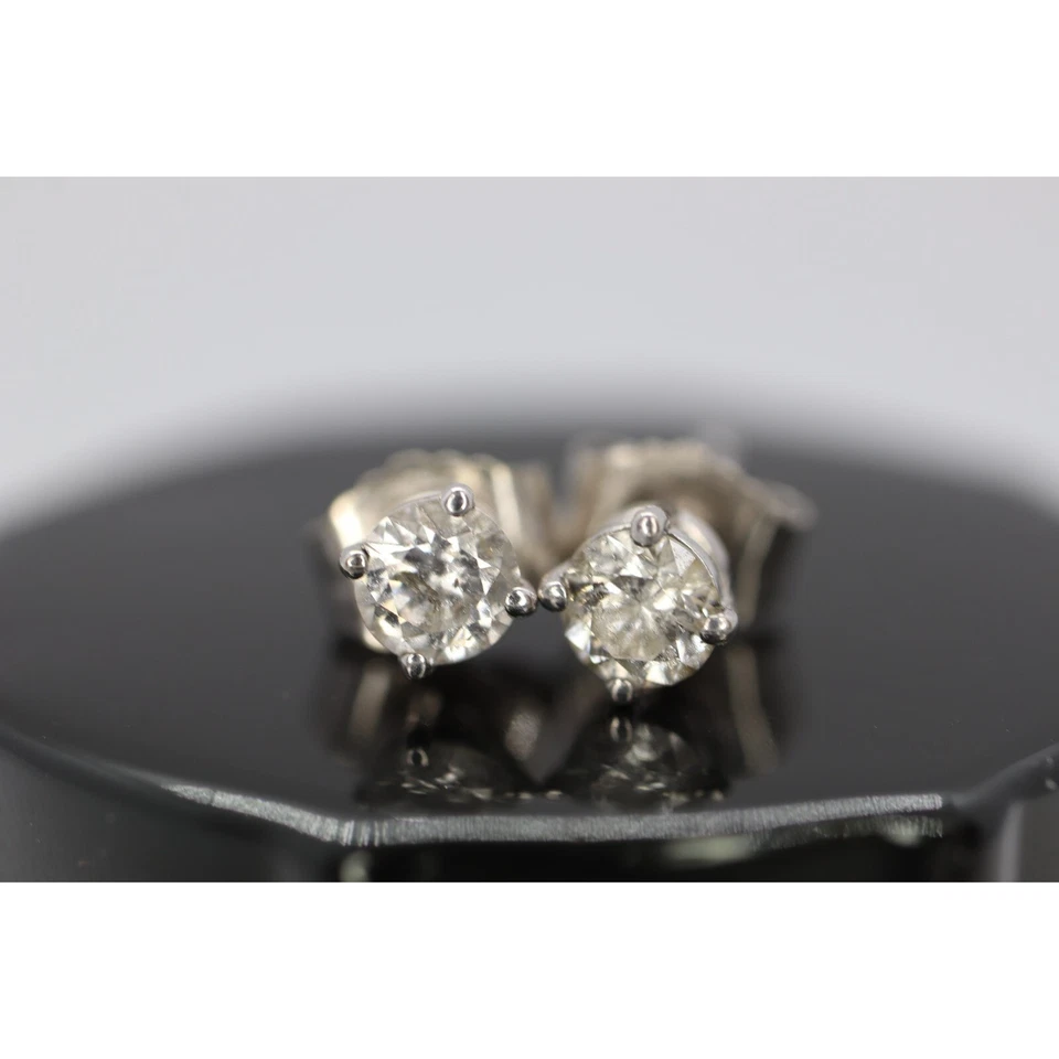 Pendientes con tachuelas de diamantes de 14k de oro de 14k. Pendientes solitario de diamantes de oro blanco de 14k. Foto 2 de 4