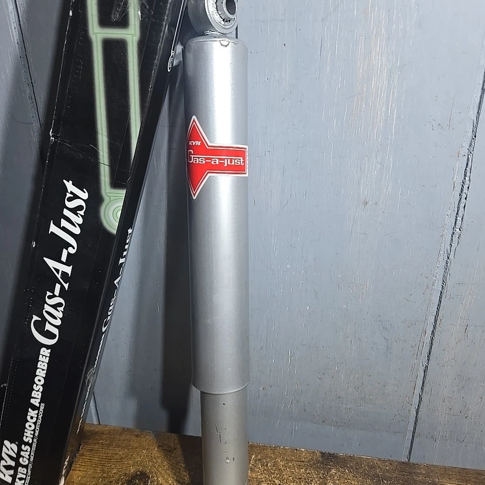 Amortiguador trasero KYB 554373 Gas-a-Just ajuste: Ford F150 2009-2024 1/2 tonelada Foto 2 de 4