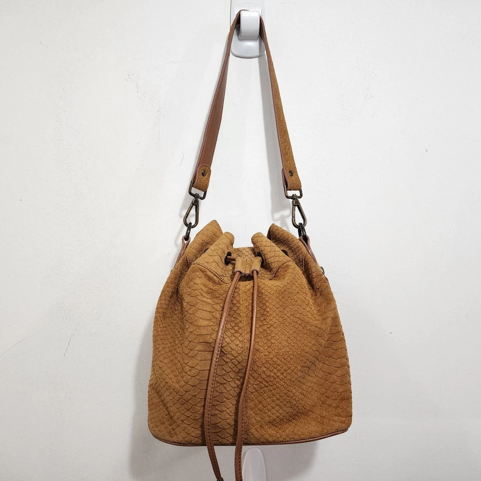 Bolso cubo de hombro de gamuza de lavandería chino con cordón marrón caramelo Foto 2 de 4