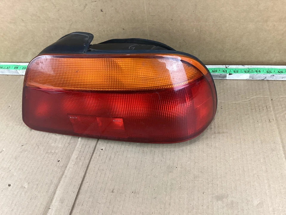 Luz trasera derecha pasajero Chrysler Sebring 1995-1996 166-58768R Foto 2 de 4