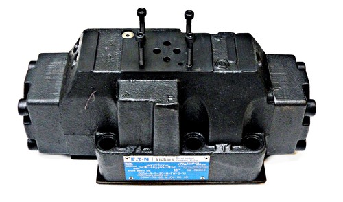 NEW EATON VICKERS DG5V-8-S-2C-M-FW-B-10 VALVE 02-329124 DG4V-3S-6C-M-FW-B5-60 - Picture 2 of 4