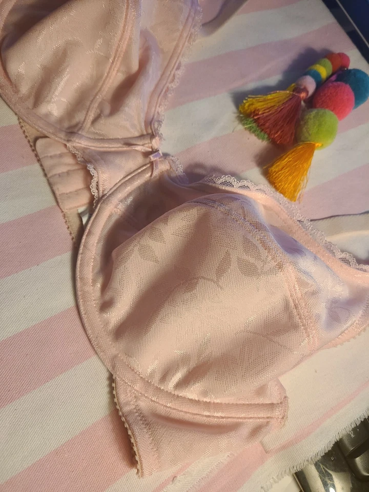 Sujetador rosa de encaje sin relleno Bestform con cable 38D usado en excelente estado Foto 3 de 4