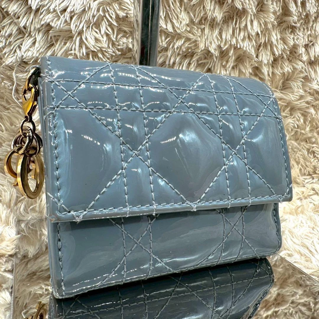 Portefeuille compact triple cannage CHRISTIAN DIOR cuir verni bleu or quincaillerie